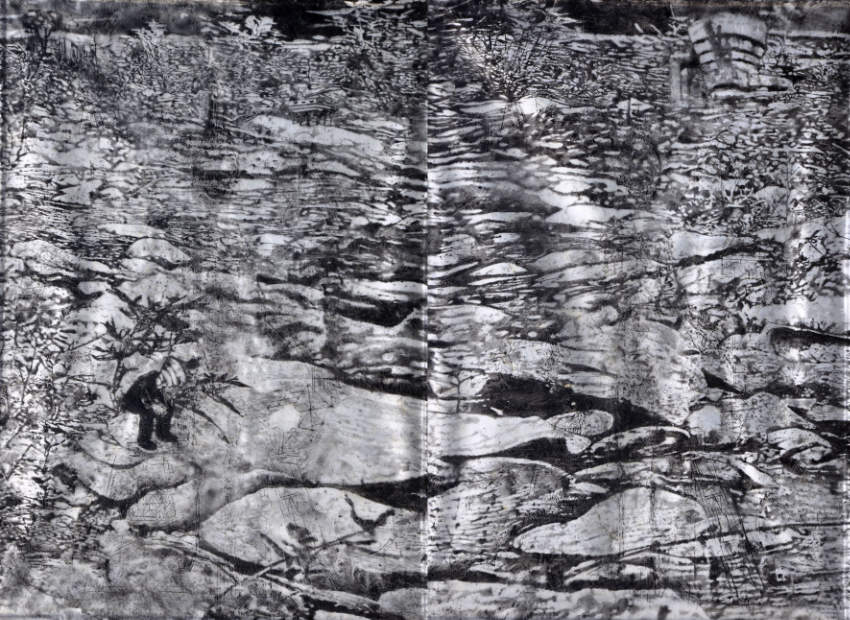 Bernard Rousseau, Déserter les villes, 2013, dessin au fusain sur papier de soie résiné avec couverture de survie en fond, 200 x 280 cm.