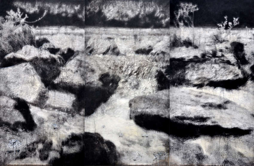 Bernard Rousseau, The live in the long shadow of war, 2007, dessin au fusain sur papier de soie résiné avec couverture de survie en fond, 180 x 300 cm.