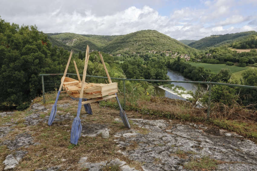 Vue de l’exposition Olt ! Alt ! de Bernard Rousseau, Rocher de la Baume et Salle paroissiale de Calvignac, Lot.